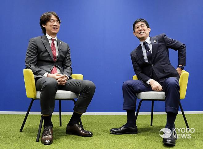 축구대표팀 홍명보 감독과 일본 모리야스 하지메 감독의 대담 장면. 사진 | 교도 통신