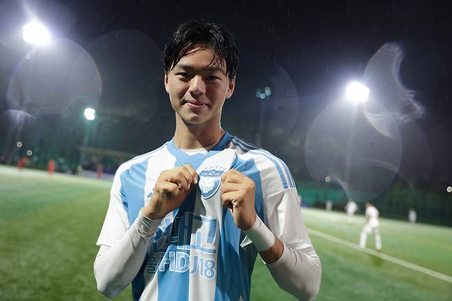 Ulsan U-18 Kim Min-chan is showing emblem after the Pohang War. Photo ｜ Korean Professional Football Federation
