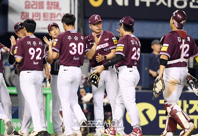 키움 홍원기 전 감독이 서울 잠실구장에서 열린 2025 KBO리그 LG전에서 4-3으로 승리하며 7연패에서 탈출한 뒤 선수들과 하이파이브를 나누고 있다. 잠실 | 박진업 기자 upandup@sportsseoul.com