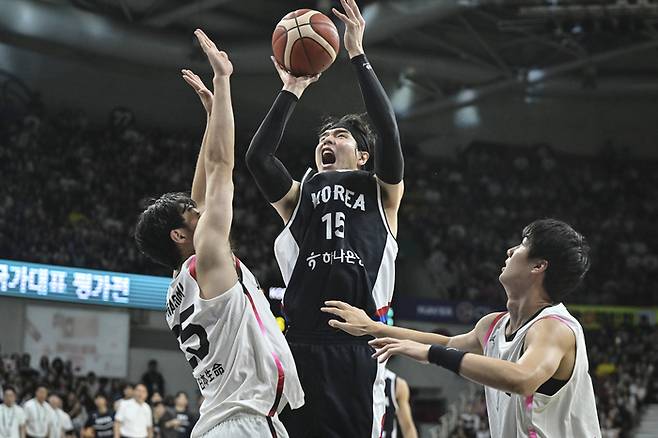 대표팀 김종규(가운데)가 13일 안양 정관장 아레나에서 열린 2025 남자농구 국가대표 평가전 일본과 2차전에서 골밑슛을 던지고 있다. 사진 | 대한민국농구협회
