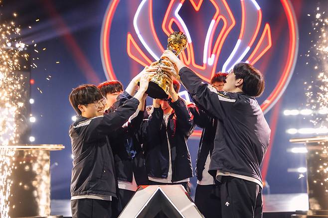 젠지가 13일(한국시간) 캐나다 밴쿠버 퍼시픽 콜리세움에서 열린 ‘2025 미드 시즌 인비테이셔널(MSI)’ 결승전 우승 후 세리머니를 하고 있다. 사진 | 라이엇 게임즈