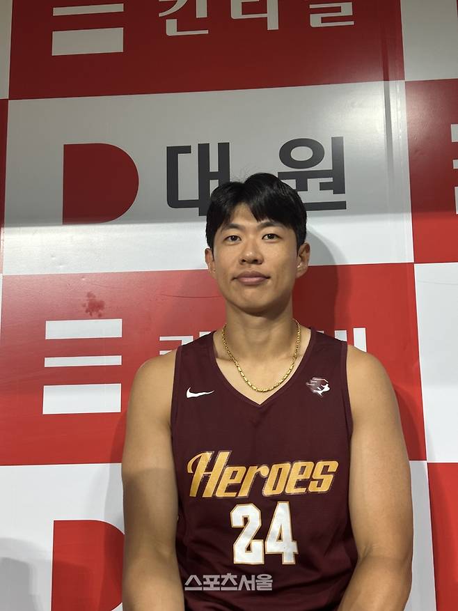 키움 송성문이 15일 서울 고척스카이돔에서 훈련을 마친 뒤 취재진 인터뷰에 응하고 있다. 고척 | 이소영 기자 sshong@sportsseoul.com