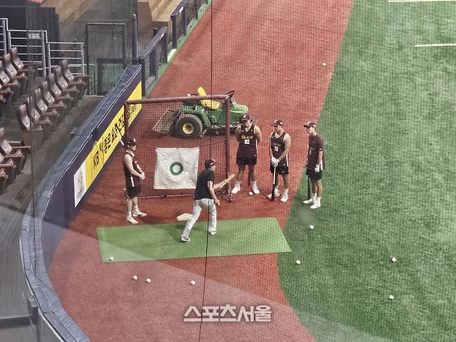 키움 선수들이 15일 서울 고척스카이돔에서 진행된 훈련에서 번트 연습을 하고 있다. 고척 | 이소영 기자 sshong@sportsseoul.com