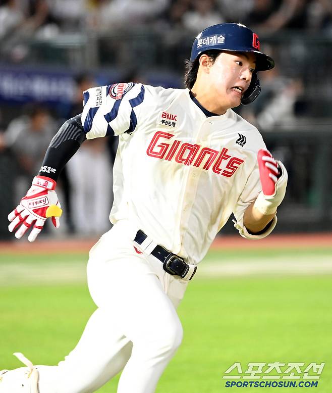 8일 부산사직야구장에서 열린 두산과 롯데의 경기, 9회말 롯데 한태양이 2루타를 치고 질주하고 있다. 부산=허상욱 기자wook@sportschosun.com/2025.07.08/