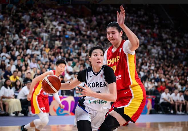 박지수와 장쯔위. 사진출처=아시안컵 공식 홈페이지