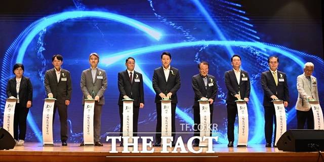 오세훈 서울시장이 11일 '서울주택도시개발공사 출범 및 비전 선포' 세레머니를 하고 있다./서울시