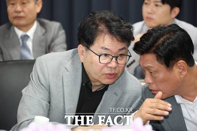 국정위는 개헌 문제도 국정과제에 포함해 추진하기로 했다. 다만 개헌 추진을 주도할 국회 개헌특위 구성과 이 대통령이 '개헌 발판'으로 언급한 국민투표법 개정 등 여러 과제가 남아 있어 속도조절은 불가피해 보인다. /이새롬 기자