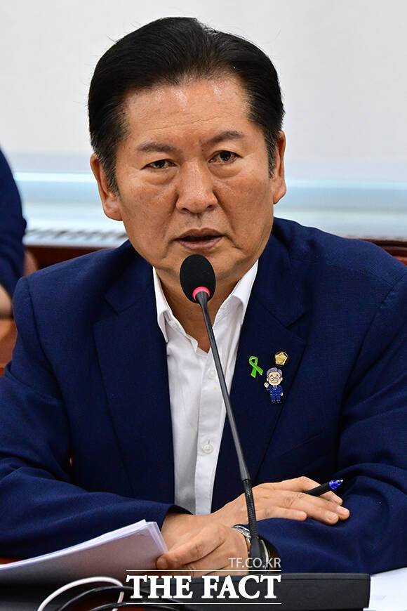 첫 지역 경선을 앞두고 두 후보는 각각 다른 리더십 스타일을 강조하며 지지 확산에 나섰다. 정 의원은 이날 유튜브 방송 '김어준의 겸손은 힘들다 뉴스공장'에 출연해 강력한 개혁 의지를 드러냈다. /남윤호 기자