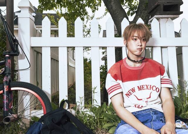 윤산하가 지난 15일 미니 2집 'CHAMELEON'을 발매했다. 지난해 8월 발매한 첫 솔로 앨범 'DUSK(더스크)' 이후 11개월 만이다. /판타지오