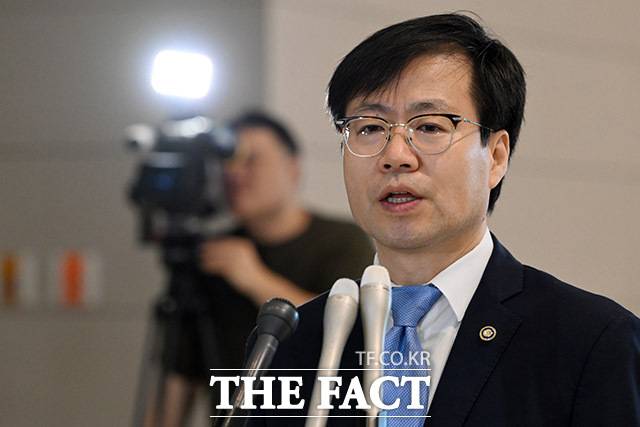 여한구 산업통상자원부 통상교섭본부장이 지난달 22일 오전 인천국제공항 제2터미널을 통해 미국 워싱턴 DC로 출국하기 전 취재진 질문에 답하는 모습. /남용희 기자