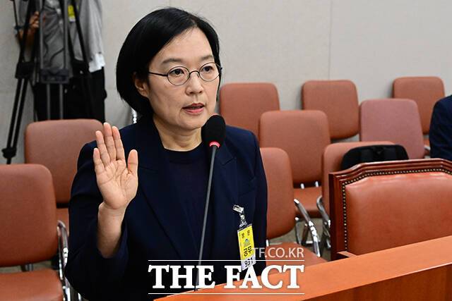 한성숙 중소벤처기업부 장관 후보자가 15일 오전 서울 여의도 국회 산업통상자원중소벤처기업위원회에서 열린 인사청문회에 출석해 증인 선서를 하고 있다. /국회=남윤호 기자