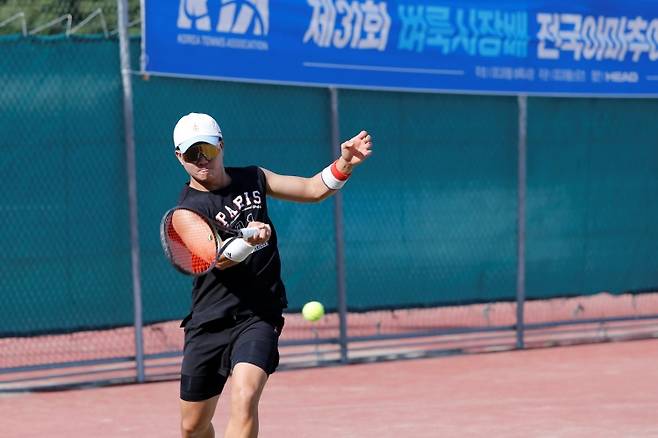 제31회 벼룩시장배 전국신인부에서 런닝 포핸드를 구사하는 우종헌 씨