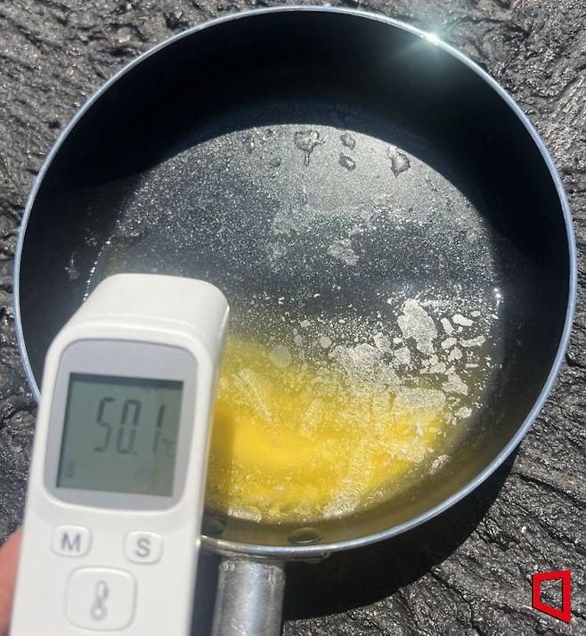 지난 9일 서울 강남구의 아스팔트 도로에서 버터 80g이 10분도 안돼 녹고 있다. 이은서 기자.