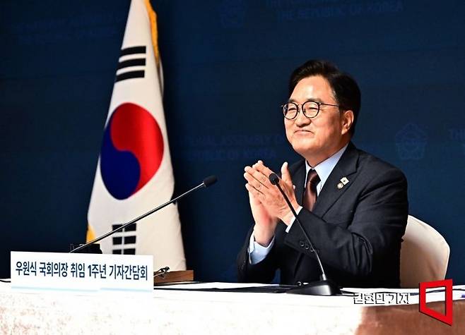 우원식 국회의장이 11일 서울 여의도 국회 사랑재에서 열린 취임 1주년 기자간담회에서 박수치고 있다. 2025.6.11 김현민 기자