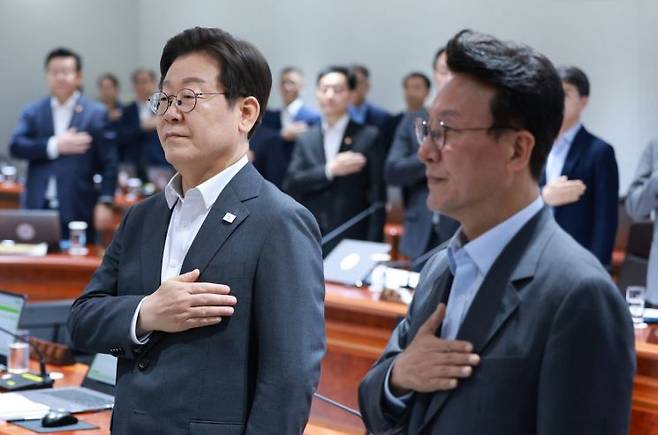 이재명 대통령이 8일 용산 대통령실에서 열린 국무회의에서 국기에 경례하고 있다. 오른쪽은 김민석 국무총리. 사진=대통령실통신사진기자단 연합뉴스
