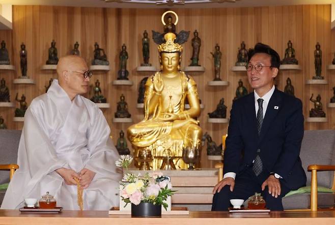 김민석 국무총리가 10일 서울 종로구 조계사에서 조계종 총무원장 진우스님을 예방하고 있다. 연합뉴스