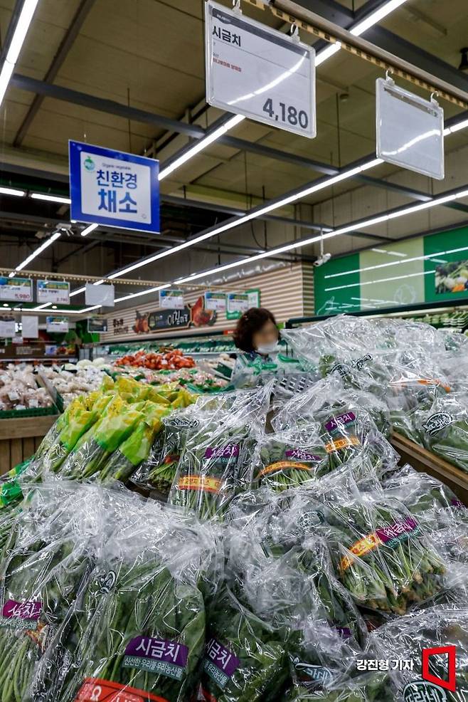이달 초부터 시작된 때 이른 무더위로 농산물값이 오르는 '히트플레이션' 현상이 나타나며 최근 일주일 새 수박 한 통이 3만원을 넘어서고, 특히 배추나 시금치 같은 더위에 약한 채소 가격이 상승한 가운데 14일 서울 서초구 하나로마트 양재점에 시금치가 진열돼 있다. 2025.7.14. 강진형 기자