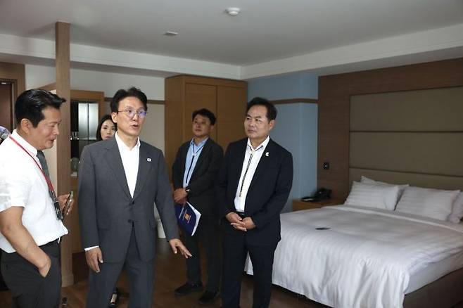 김민석 국무총리가 15일 경주 아시아태평양경제협력체(APEC) 정상회의 현장을 찾아 숙박시설 및 서비스 준비 현황을 점검하고 있다. 연합뉴스