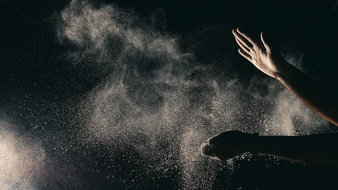 인간의 피부는 끊임없이 먼지 입자를 떨어뜨리고 기체를 방출한다