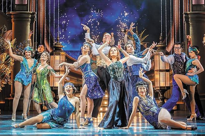 무대 위 화려함의 극치를 보여주는 뮤지컬 ‘위대한 개츠비’ 속 파티는 비극적 결말의 예고편 같다./오디컴퍼니