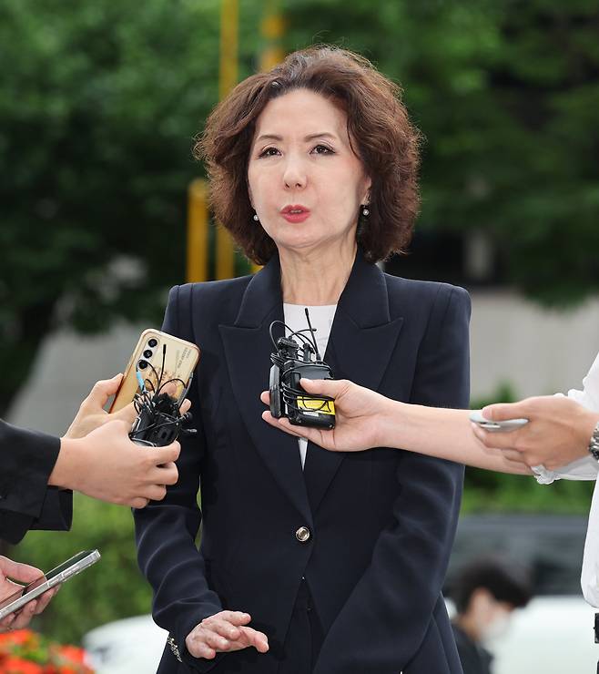 이진숙 교육부 장관 후보자가 지난 6월 30일 오전 서울 여의도 한국교육시설안전원에 마련된 인사청문회 사무실로 출근하며 취재진의 질의에 답변하고 있다./뉴스1