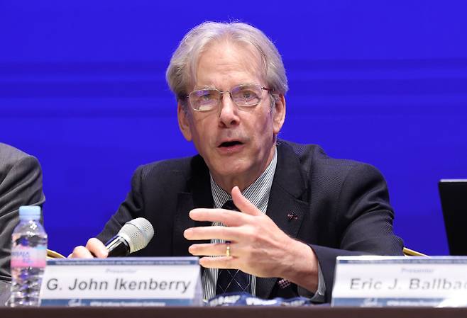 존 아이켄베리 프린스턴대 교수가 13일 서울에서 개막한 세계정치학회(IPSA) 총회의 일환으로 통일과나눔,한국정치학회가 공동 주최한 콘퍼런스에서 발언하고 있다. 아이켄베리 교수는 본지 인터뷰에서 “기존의 자유주의 국제 질서와 다른 ‘수정주의’적 접근을 하는 트럼프 대통령은 영원하지 않다”며 “(차기 대선에서) 트럼프 현상이 그대로 반복되지는 않을 것”으로 전망했다./박성원 기자