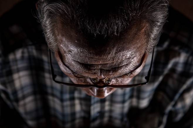 기도할 때는 이마에 땀이 흐른다. 백발에 나이 만큼 주름이 패였다. 절실하다. 2023. 6월 우면동 교회에서 /사진가 박찬원