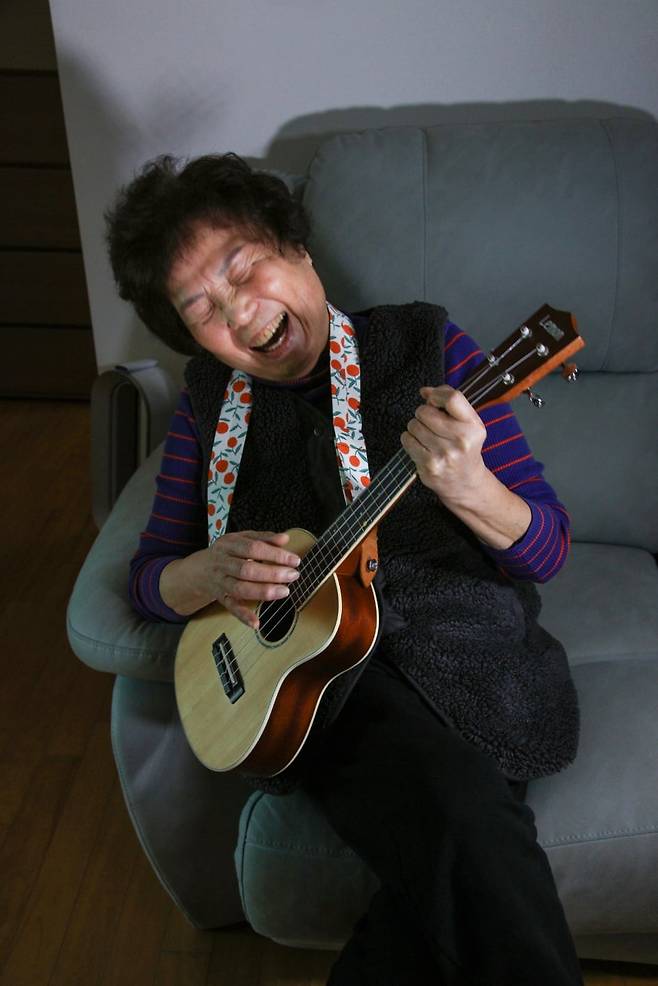췌장암 진단을 받기 전 마지막으로 배운 악기가 우클렐레다. 벼룩이 통통 튄다는 의미를 담고  있는 악기. 어디로 튈지 모른다. 2023. 12월  /사진가 박찬원
