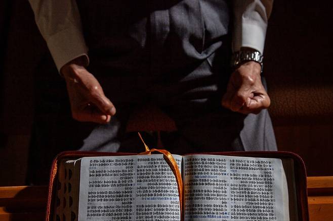 주먹을 불끈 쥐고 부르르 떤다. 회개하는 것인가, 간절히 간구하는 것인가. 2024. 10월 우면동 교회에서/사진가 박찬원