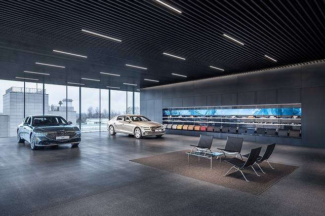 현대차그룹의 고급 브랜드 제네시스가 지난 4월 충북 청주시에 문을 연 '제네시스 청주'에 세단 G90(왼쪽)과 G80이 전시돼 있다. 그 옆에는 고객들이 편하게 앉아서 쉴 수 있는 의자가 마련돼 있다. 지상 6층, 지하 2층 건물인데 차는 10여 대만 전시돼 있다. 기존 자동차 전시장이 문화 공간으로 진화하고 있는 대표적인 사례 중 하나다. /제네시스