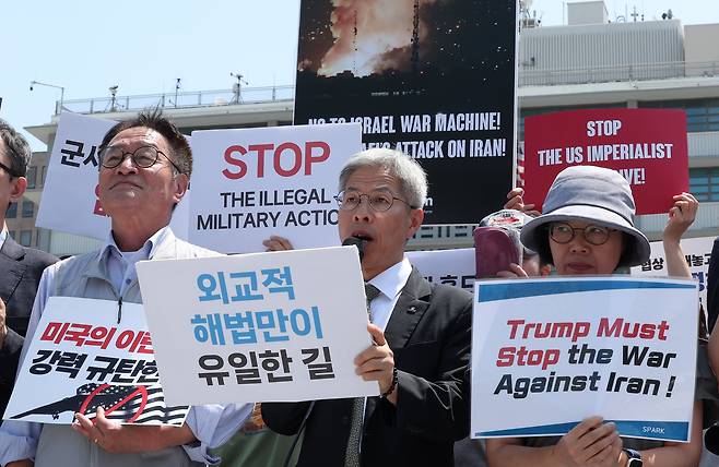 권영국(가운데) 민주노동당 대표가 6월 23일 서울 종로구 주한미국대사관 앞에서 열린 한국 시민사회단체 긴급 기자회견에서 미국의 이란 공격을 강력 규탄하고 있다./뉴스1