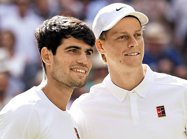 얀니크 신네르(오른쪽)와 카를로스 알카라스가 코트에서 기념 촬영을 하고 있다./AFP 연합뉴스