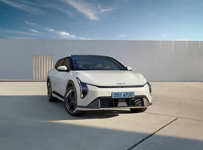 기아의 첫 전기 세단 EV4. 한 번 충전해 달릴 수 있는 거리가 최대 533㎞로 현대차그룹 전기차 중 가장 길다. /기아