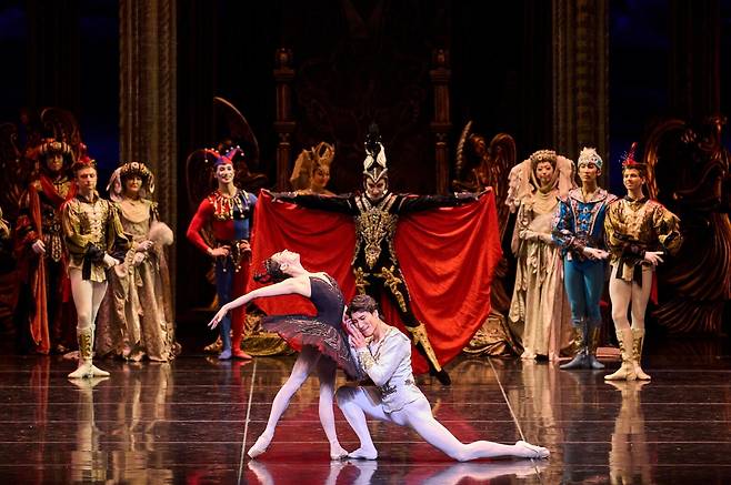 유니버설발레단의 2023년 '백조의 호수' 공연 중 흑조 오딜 홍향기와 지그프리트 이동탁의 흑조 파드되(2인무). /사진가 김려원, 유니버설발레단