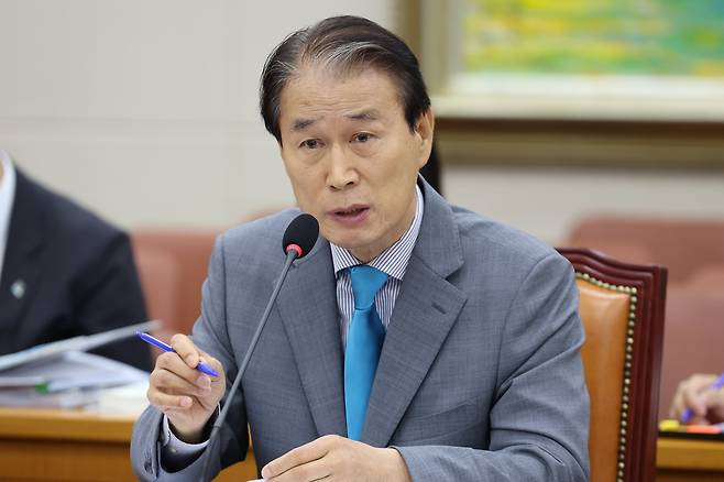 2025년 7월 15일 오전 서울 국회의사당에서 권오을 국가보훈부 장관 후보자에 대한 인사 청문회가 열리면서 권 후보자가 질문에 답변하고 있다. /장련성 기자