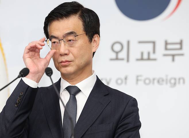 정례 브리핑에서 질문을 받는 이재웅 외교부 대변인. /연합뉴스