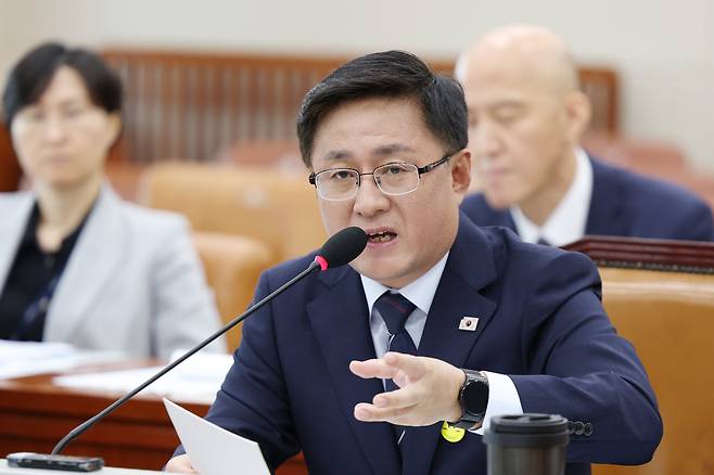 김성환 환경부 장관 후보자가 15일 국회에서 열린 인사청문회에서 발언하고 있다. /장련성 기자