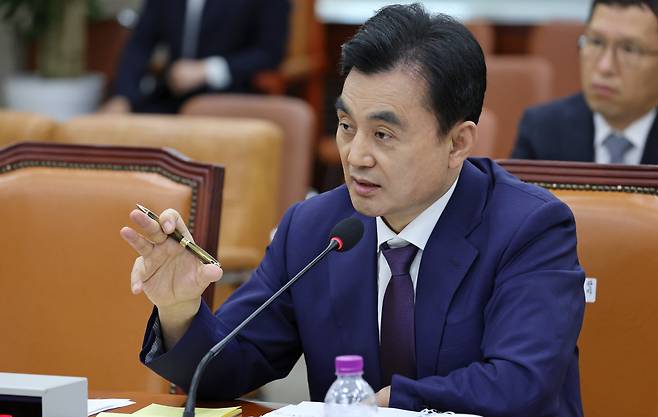 안규백 국방부 장관 후보자가 15일 서울 여의도 국회 국방위원회에서 열린 인사청문회에서 의원 질의에 답하고 있다. /남강호 기자