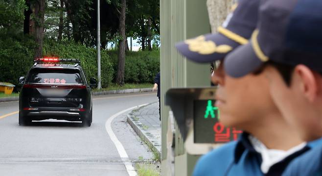 내란 특검 소환에 불응한 윤석열 전 대통령에 대한 강제 구인 절차에 돌입한 15일 오후 경기 의왕시 서울구치소로 법무부 교정본부 차량이 들어가고 있다. /뉴시스