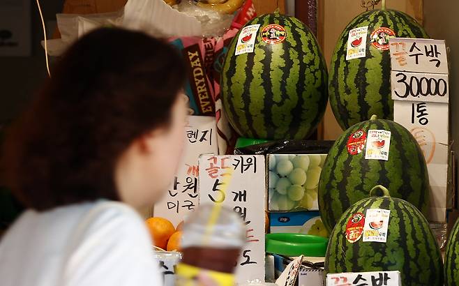 서울의 한 전통시장에 수박이 진열돼 있다. /뉴스1