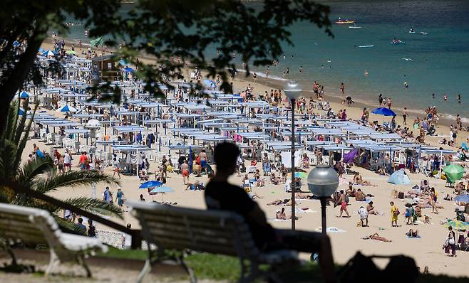 2025년 7월 스페인 북부 바스크 지방 산세바스찬의 온다레타 해변에서 관광객들이 아침을 즐기고 있다. /연합뉴스