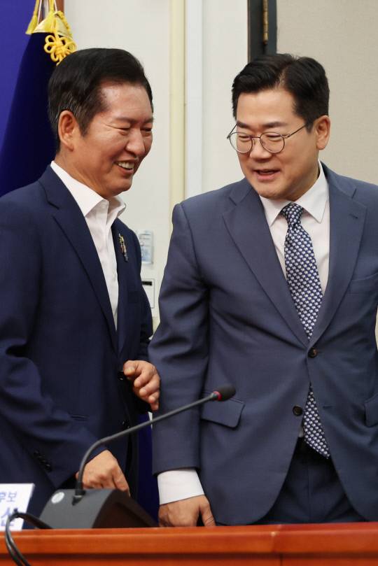 사진 왼쪽부터 더불어민주당 정청래·박찬대 당대표 후보가 15일 서울 여의도 국회에서 공명선거 실천 서약식을 마친 뒤 대화하고 있다. 연합뉴스