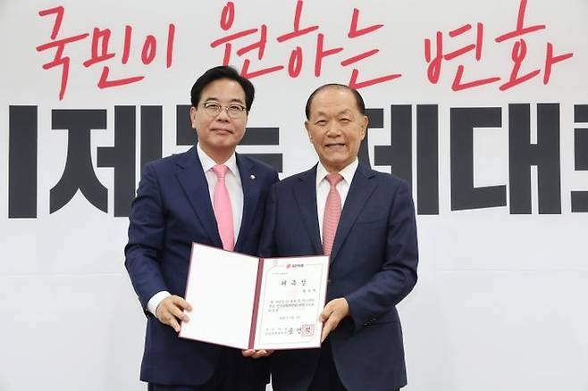 송언석 국민의힘 비상대책위원장 겸 원내대표가 14일 국회에서 열린 당대표 및 최고위원 선출 선거관리위원회 위촉장 수여식에서 황우여 선관위원장과 기념촬영을 하고 있다. ⓒ뉴시스