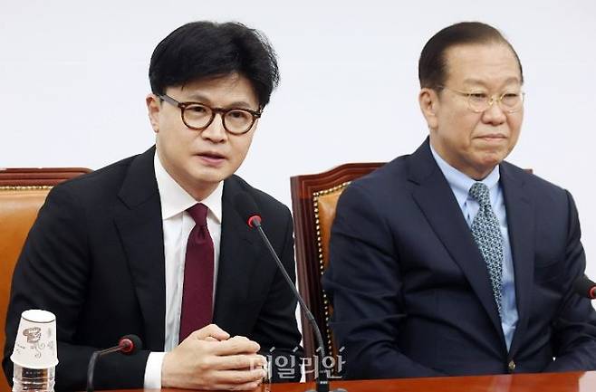 한동훈 국민의힘 전 대표가 지난 4월 10일 오후 서울 여의도 국회에서 권영세 국민의힘 전 비대위원장을 만나 인사말을 하고 있다. ⓒ데일리안 홍금표 기자