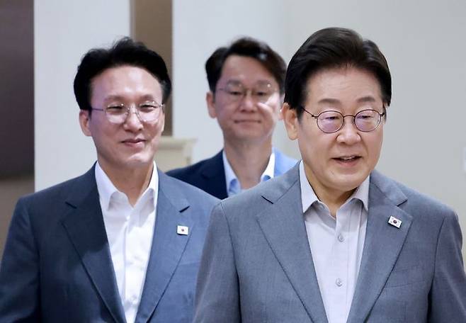 이재명 대통령이 15일 서울 용산 대통령실 청사에서 열린 국무회의에 입장하고 있다. (대통령실통신사진기자단) ⓒ뉴시스