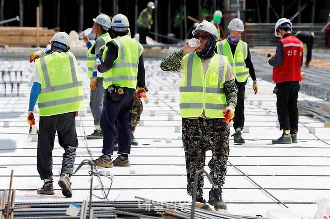 폭염이 이어지는 현장에서 건설근로자들이 작업을 하고 있다. ⓒ뉴시스