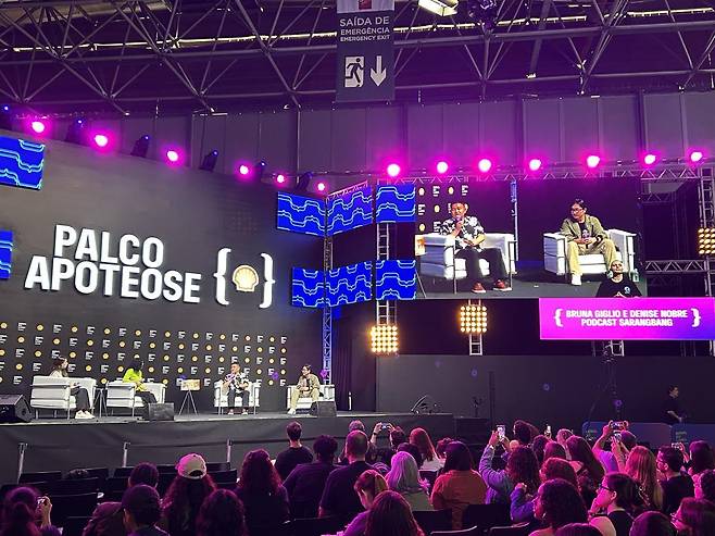 올해 브라질 리우데자네이루에서 열린 ‘리우 도서전’에서 열린 북 토크에 참여한 김 작가. 김미쇼 대표 제공