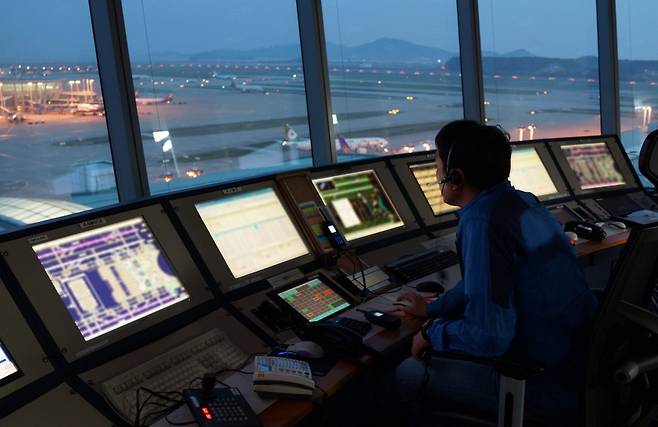 인천국제공항 계류장 관제탑에서 관제사가 제1여객터미널에서 출발한 항공기의 지상 이동을 관제하고 있다. 인천국제공항공사 제공