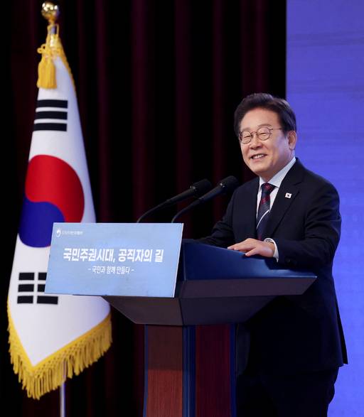 이재명 대통령이 지난 14일 충북 진천 국가공무원인재개발원에서 5급 신임관리자과정 교육생들에게 ‘국민주권시대, 공직자의 길’을 주제로 특강을 하고 있다. [연합뉴스]