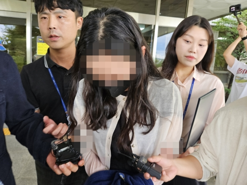 시험기간 중 학교에 무단 침입한 혐의(건조물 침입 등)로 구속 영장이 청구된 전직 기간제 교사 A(30대)씨가 14일 대구지법 안동지원에서 구속 전 피의자 심문(영장실질심사)을 받은 후 이동하고 있다.   [연합뉴스]